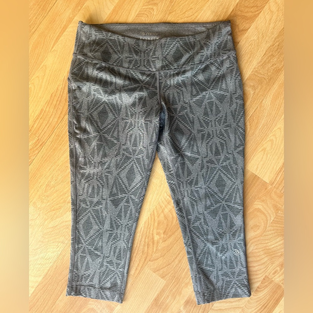 MPG Workout Leggings Capris Women’s Sz L Gray Geometric Striped Design Low Rise